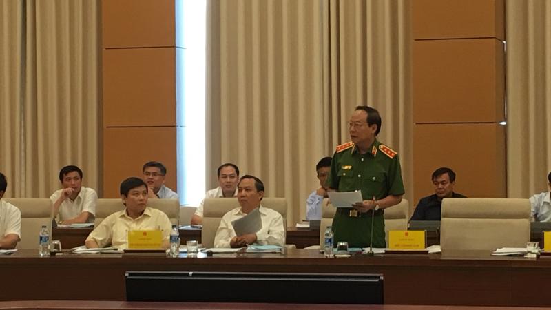 Thứ trưởng Bộ Công an Lê Quý Vương trình bày báo cáo tại phiên họp.