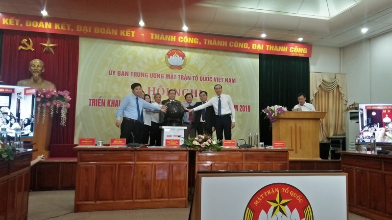 Tại họp báo cũng đã khai trương hội nghị truyền hình trực tuyến đầu tiên của Uỷ ban Trung ương Mặt trận tổ quốc Việt Nam. Ảnh - N.Dương.