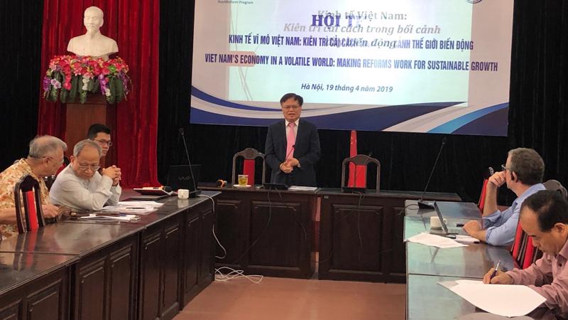 Viện trưởng CIEM Nguyễn Đình Cung phát biểu khai mạc hội thảo.