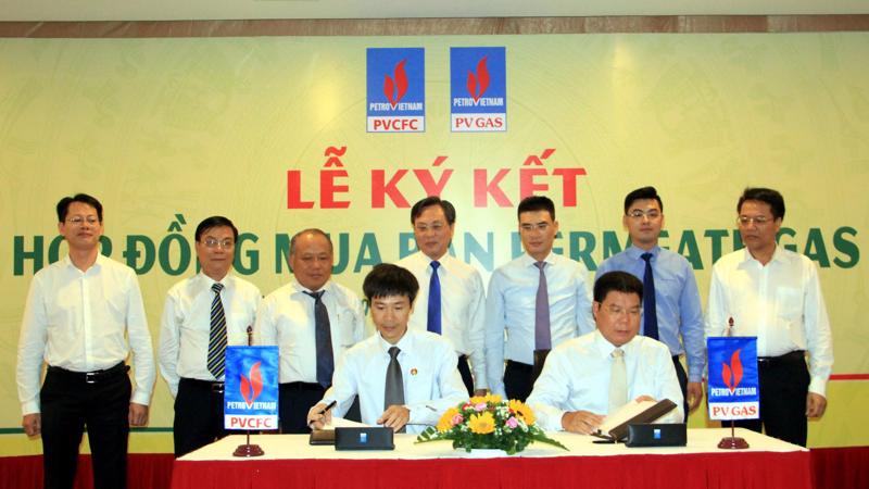 Ông Nguyễn Quốc Huy - Phó Tổng giám đốc PV GAS và ông Nguyễn Đức Hạnh - Phó Tổng giám đốc PVCFC đã thực hiện nghi thức ký kết với sự chứng kiến của đại diện lãnh đạo 2 đơn vị.
