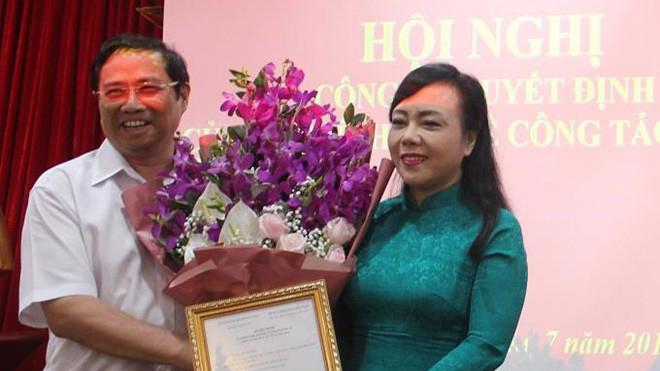 Trưởng ban Tổ chức Trung ương Phạm Minh Chính trao quyết định của Bộ Chính trị bổ nhiệm cho Bộ trưởng Nguyễn Thị Kim Tiến.