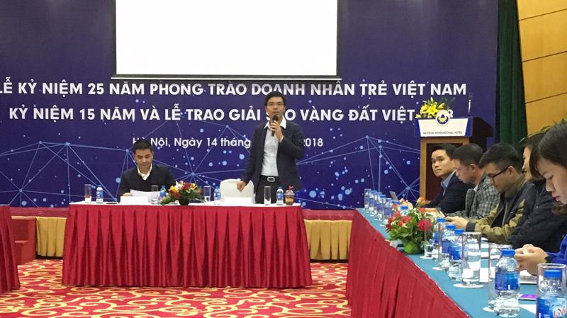 Ông Lê Phụng Thắng, Phó chủ tịch Hội Doanh nhân trẻ Việt Nam giới thiệu những điểm mới về giải thưởng Sao vàng Đất Việt tại buổi họp báo.