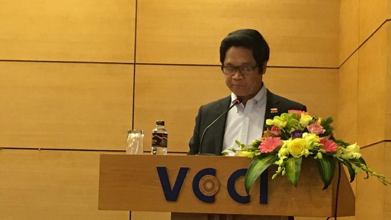 Chủ tịch VCCI Vũ Tiến Lộc giới thiệu kết quả nghiên cứu 