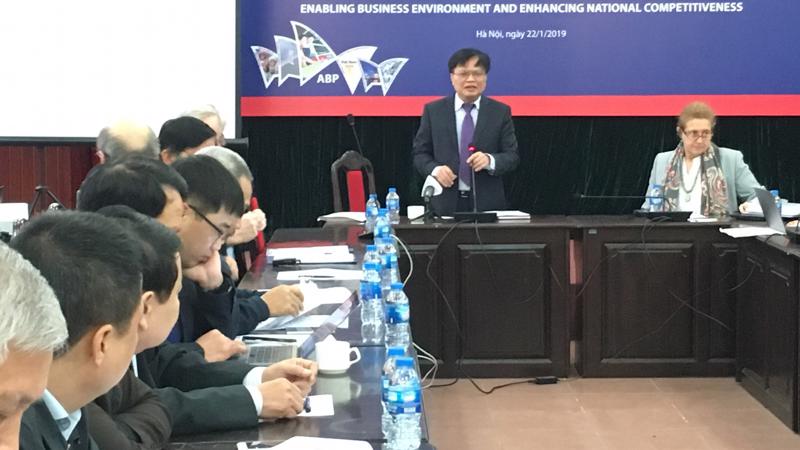 Viện trưởng Viện Nghiên cứu quản lý kinh tế Trung ương TS. Nguyễn Đình Cung phát biểu tại hội nghị 