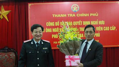 Phó tổng Thanh tra Chính phủ Ngô Văn Khánh (phải) tại lễ nhận quyết định nghỉ hưu.