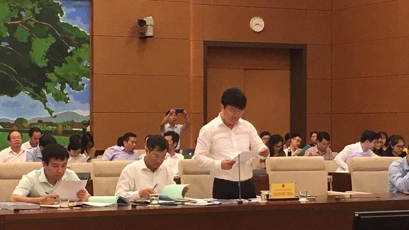 Thứ trưởng Bộ Kế hoạch và Đầu tư Nguyễn Đức Trung trình bày báo cáo dự án luật 