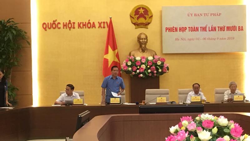 Phó chủ nhiệm Uỷ ban Tư pháp Nguyễn Văn Pha trình bày báo cáo giám sát