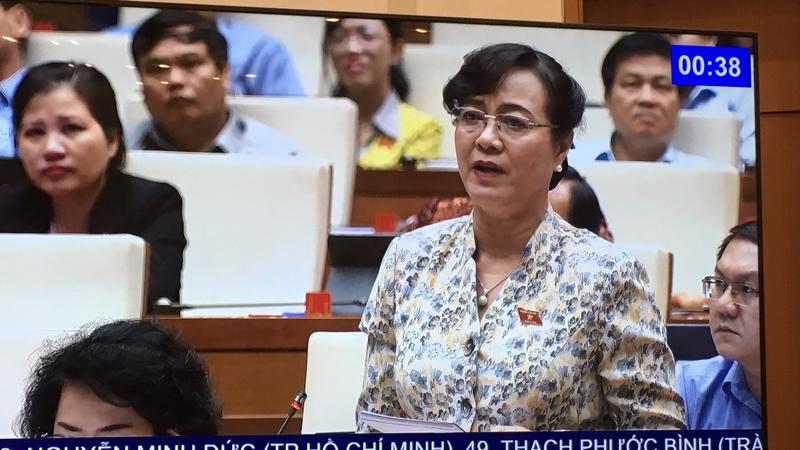 Đại biểu Nguyễn Thị Quyết Tâm nghẹn ngào khi nói về hoàn cảnh cha mẹ xa con của người lao động khi phải làm việc quá nhiều 