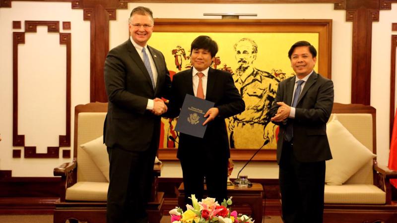 Đại sứ Daniel J. Kritenbrink trao bức thư của FAA tới Cục trưởng Cục Hàng không Việt Nam Đinh Việt Thắng.