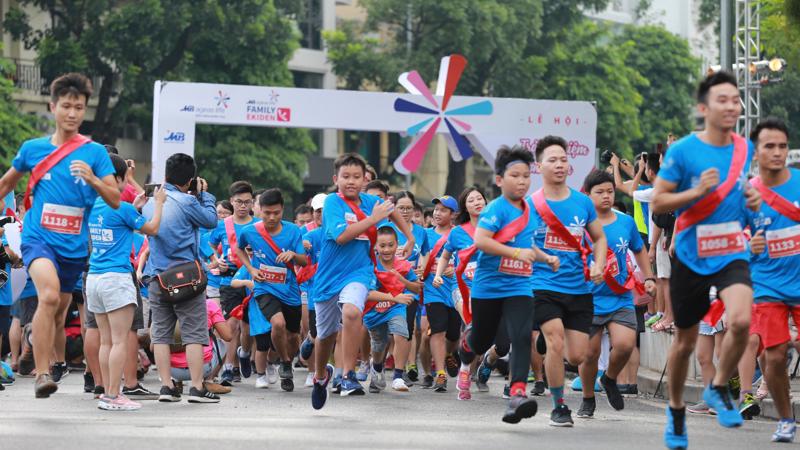 Giải chạy bán chuyên dành cho gia đình qua môn thể thao Ekiden nổi tiếng - chạy tiếp sức đường dài hôm 12/8 đã thu hút 700 vận động viên tham gia với hàng trăm gia đình, trong đó có đến 175 trẻ em.