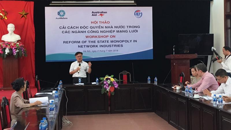 Viện trưởng Nguyễn Đình Cung tại hội thảo cải cách độc quyền nhà nước trong ngành công nghiệp mạng lưới.