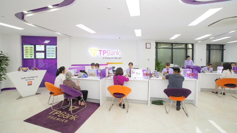 Khách hàng giao dịch tại TPBank.