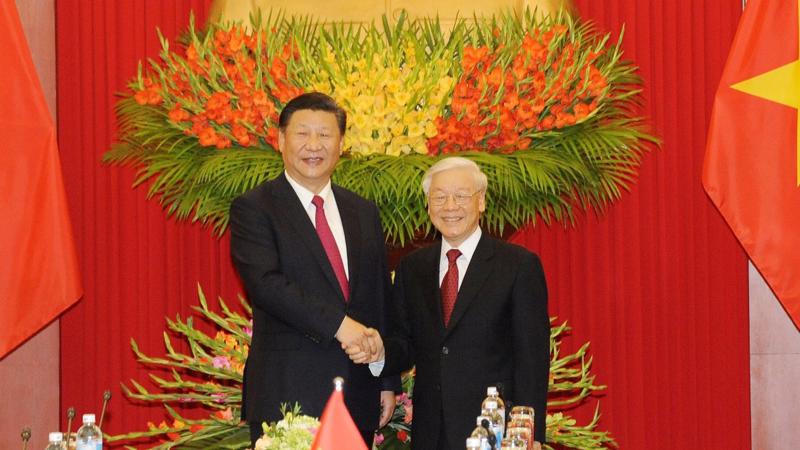 Sau cuộc hội đàm, Tổng bí thư Nguyễn Phú Trọng và Tổng bí thư, Chủ tịch Trung Quốc Tập Cận Bình đã chứng kiến lễ ký 12 văn kiện hợp tác giữa hai bên - Ảnh: Trần Hải.