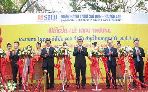 SHB là một trong hai ngân hàng thương mại cổ phần Việt Nam đầu tiên được cấp phép thành lập ngân hàng con 100% vốn tại Lào.