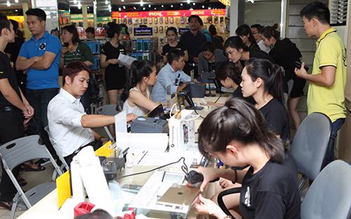 Khách hàng đặt hàng trước đến nhận sản phẩm iPhone 6s và 6s Plus tại một cửa hàng của Thế Giới Di Động trên phố Thái Hà, Hà Nội.