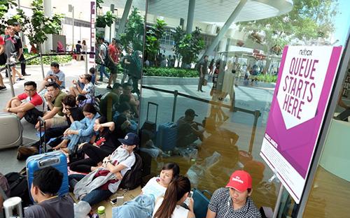 Người Việt túc trực mua iPhone 7 tại một điểm bán ở Singapore - Ảnh: Zing.