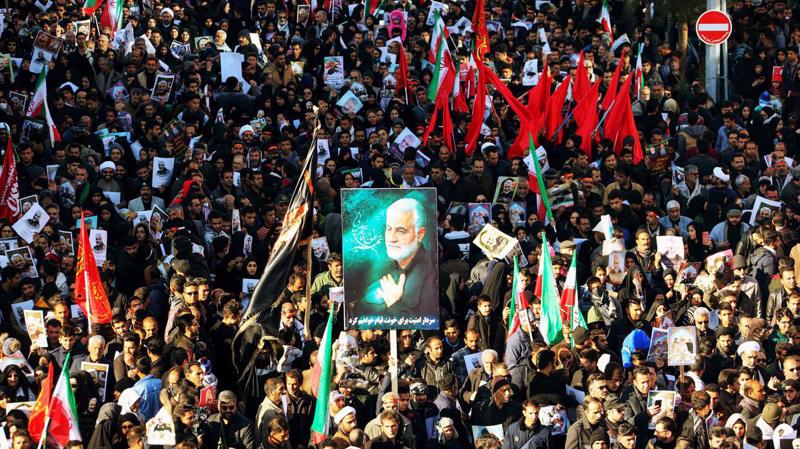 Hàng nghìn người xuống đường trong đám tang của tướng Qassem Soleimani - Ảnh: AP.