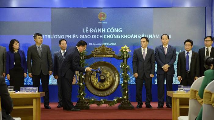 Bộ trưởng Tài chính Đinh Tiến Dũng đánh cồng khai trương phiên giao dịch đầu tiên của năm 2018 tại Sở Giao dịch Chứng khoán Hà Nội.