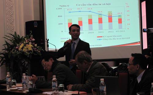 TS. Trịnh Quang Anh trình bày tham luận tại hội thảo về phối hợp chính sách tài khóa và chính sách tiền tệ trong điều hành kinh tế vĩ mô, giai đoạn 2014-2015 - Ảnh: P. Thảo.<strong></strong>