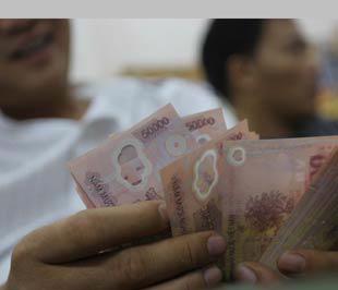 Nhiều đối tượng sẽ được điều chỉnh lương trong năm 2010 - Ảnh: Việt Tuấn.
