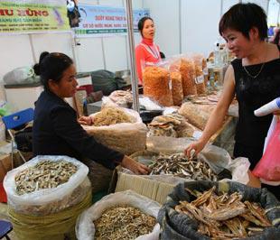 Có ý kiến đề nghị miễn giảm thuế cho hơn hai triệu hộ kinh doanh nhỏ lẻ - Ảnh: Việt Tuấn.