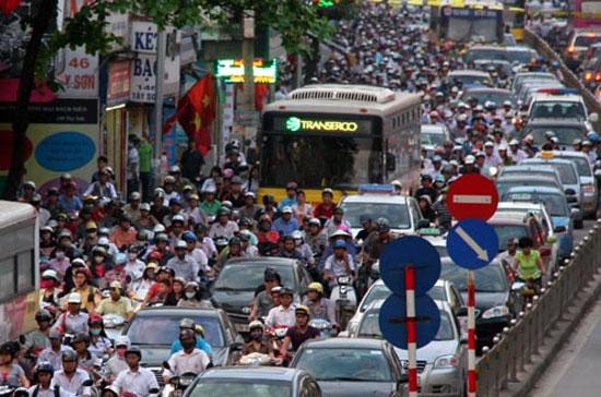 Việc thay đổi giờ làm được xem là một giải pháp góp phần hạn chế tình trạng ách tắc giao thông thường ngày tại Hà Nội.
