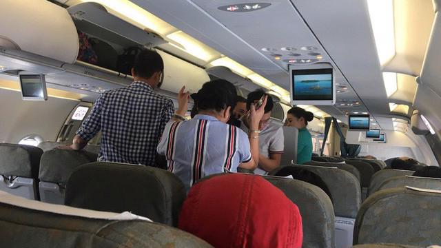 Đối với hành vi đe dọa, lăng mạ nhân viên hàng không, hành khách trên tàu bay sẽ bị phạt từ 3 – 5 triệu đồng.