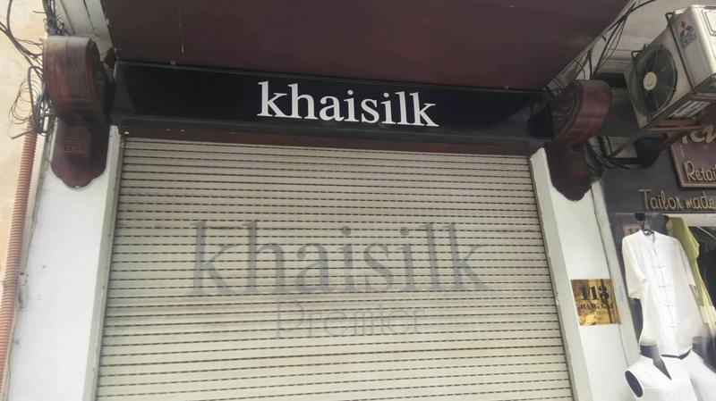 Khaisilk mua khăn về cắt nhãn được chủ cửa hàng khai nhận do nhu cầu 20/10 tăng cao. 