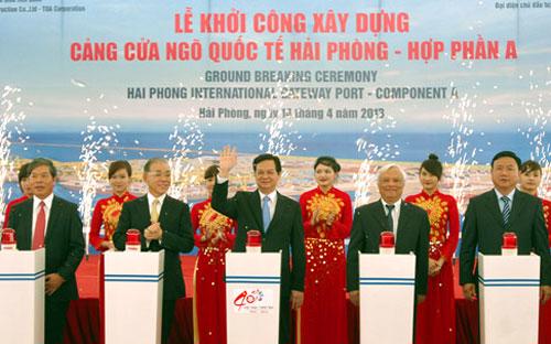 Thủ tướng Nguyễn Tấn Dũng cùng các đại biểu tham dự lễ khởi công dự án, sáng 14/4.<br>