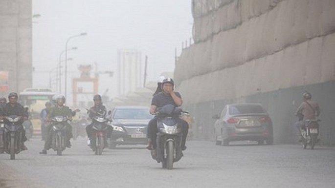 Người dân nên hạn chế ra ngoài những ngày Hà Nội ô nhiễm không khí. Ảnh minh họa. 