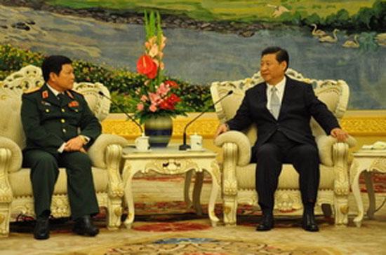 Trung tướng Ngô Xuân Lịch và Phó chủ tịch Trung Quốc Tập Cận Bình - Ảnh: TTXVN.