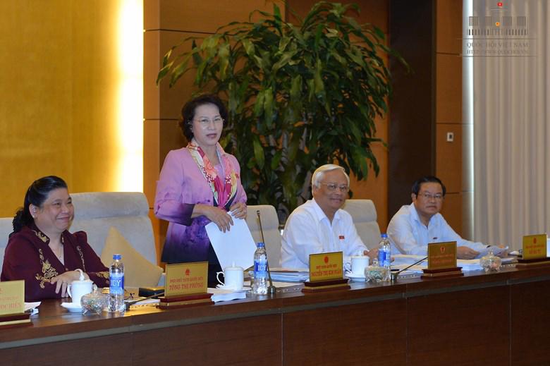 Chủ tịch Quốc hội Nguyễn Thị Kim Ngân nói, chương trình họp Ủy ban Thường vụ Quốc hội không phải cuộc họp đột xuất, thì bộ trưởng phải sắp xếp đến nghe.