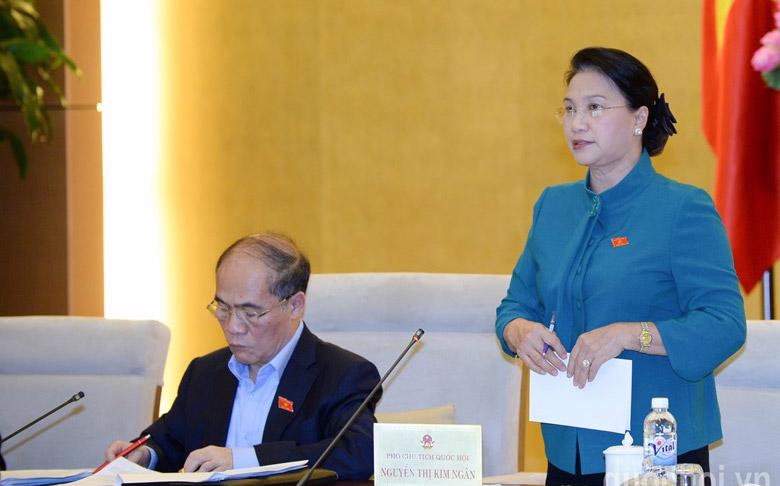 Phó chủ tịch Quốc hội Nguyễn Thị Kim Ngân đang điều hành một phiên họp của Uỷ ban Thường vụ Quốc hội.