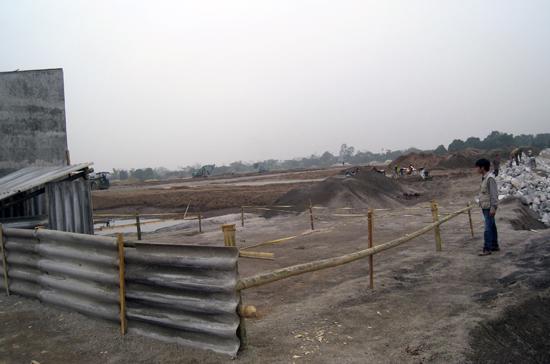 Thửa đất của gia đình bà Vũ Thị Thùa (được rào chắn) dù không nằm trong diện thu hồi theo quyết định của tỉnh Hà Nam, song chính quyền Kim Bảng đã cho đổ đất san bằng để triển khai dự án.