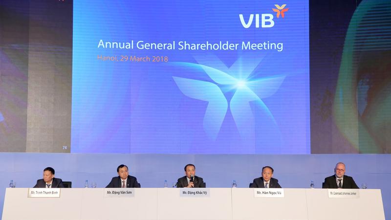 Tại đại hội, cổ đông của VIB đã thông qua báo cáo hoạt động năm 2017 và phương hướng hoạt động năm 2018 với tỷ lệ đồng ý 100%.