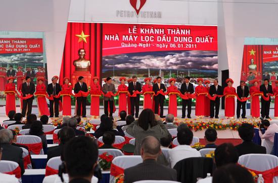 Thủ tướng Nguyễn Tấn Dũng cùng đại diện chủ đầu tư cắt băng khánh thành nhà máy.