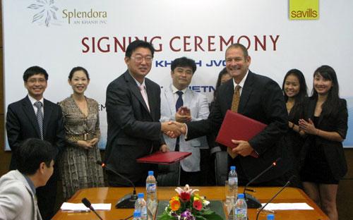Lễ ký hợp đồng giữa An Khánh JVC và Savills Việt Nam ngày 1/11.<br>
