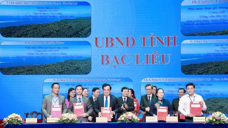 Đại diện lãnh đạo Tập đoàn KOSY ký thỏa thuận hợp tac đầu tư với UBND tỉnh Bạc Liêu trước sự chứng kiến của Phó thủ tướng Trịnh Đình Dũng và lãnh đạo một số bộ ngành ngày 1/6/2019.