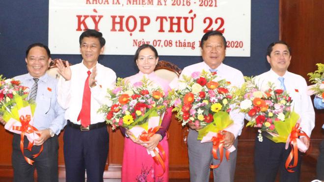 Phó Chủ tịch UBND tỉnh Sóc Trăng nhiệm kỳ 2016 – 2021 Huỳnh Thị Diễm Ngọc (đứng giữa).