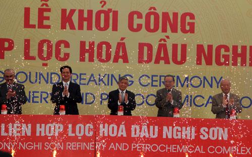 Thủ tướng Nguyễn Tấn Dũng cùng các lãnh đạo Đảng, Nhà nước, bộ ngành và chủ đầu tư bấm nút chính thức khởi công dự án, sáng 23/10.<br>