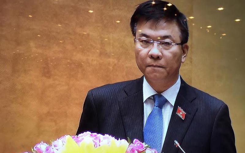 Thừa uỷ quyền Thủ tướng, Bộ trưởng Bộ Tư pháp Lê Thành Long đã trình Quốc hội dự án Luật Sửa đổi, bổ sung một số điều của Bộ luật Hình sự 2015