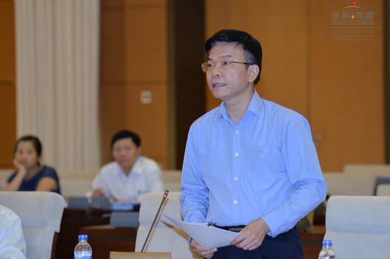 Bộ trưởng Bộ Tư pháp Lê Thành Long giài trình tại Uỷ ban Thường vụ Quốc hội.