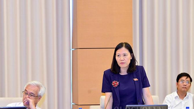 Chủ nhiệm Uỷ ban Tư pháp Lê  Thị Nga trình bày báo cáo.