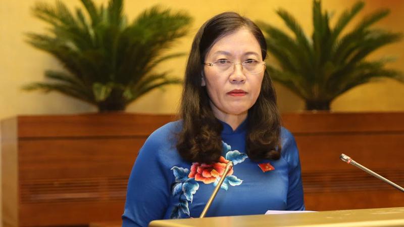 Chủ nhiệm Uỷ ban Tư pháp Lê Thị Nga trình bày báo cáo tiếp thu, giải trình nghị quyết về công tác tư pháp - Ảnh: Quang Phúc 