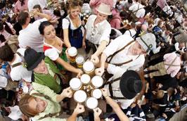 Lễ hội bia Oktoberfest là sự kiện thường niên được tổ chức ở thành phố Munich (Đức) từ cách đây 200 năm.