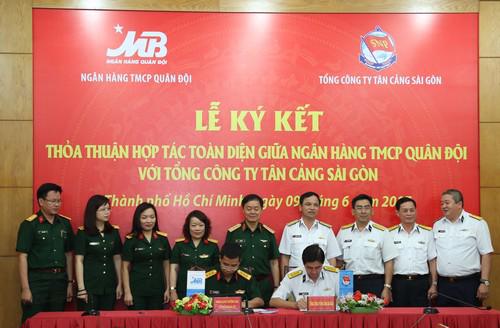 Cũng theo thỏa thuận hợp tác, Tân Cảng Sài Gòn sẽ cung cấp dịch vụ quản 
chấp kho hàng để MB giới thiệu và quản lý hàng hóa cho khách hàng của 
MB.