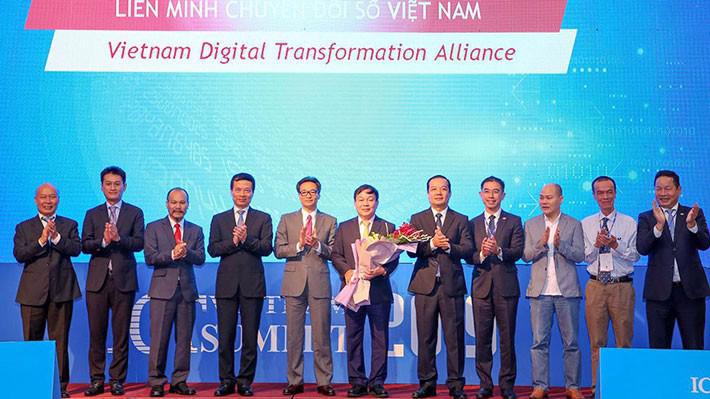 Phó thủ tướng Vũ Đức Đam và Bộ trưởng Bộ Thông tin và Truyền thông Nguyễn Mạnh Hùng chúc mừng sự ra đời của Liên minh Chuyển đổi số Việt Nam.