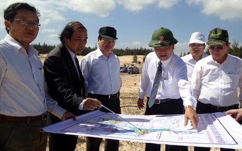 Lãnh đạo Bộ Công Thương, tỉnh Bình Định và chủ đầu tư khảo sát địa điểm xây nhà máy lọc dầu của PTT tại khu kinh tế Nhơn Hội.<br>