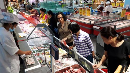 Giá thịt lợn tại các siêu thị có xu hướng hạ nhiệt sau công văn hoả tốc kêu gọi của các bộ ngành.