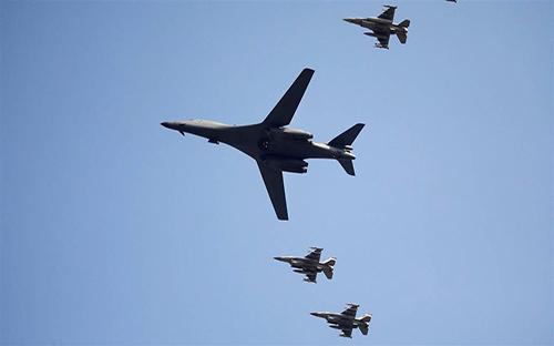 Mỹ cử hai máy bay ném bom B-1B tới tập trận cùng Không quân Hàn Quốc để cảnh cáo Triều Tiên - Nguồn: AiirSource.